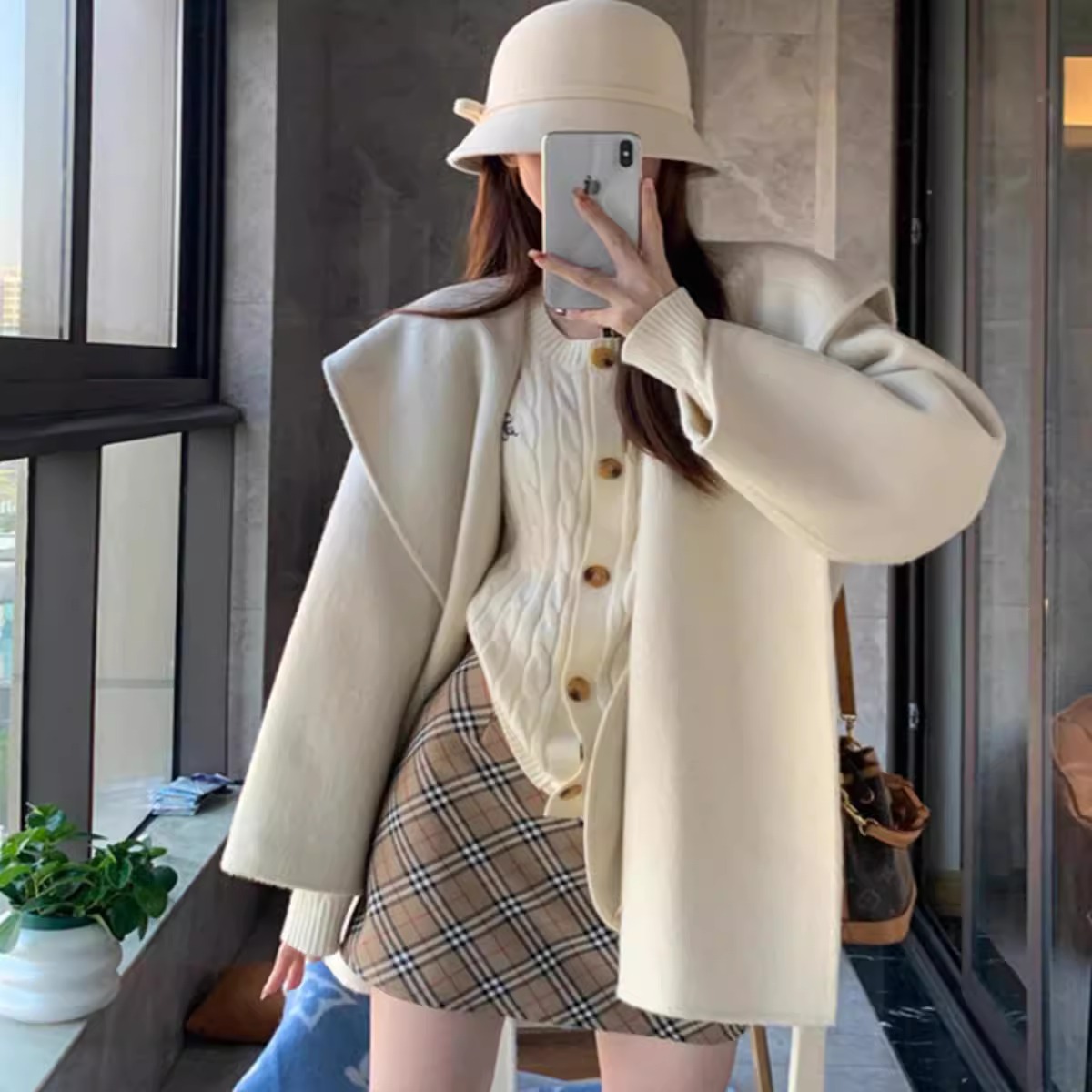 女性用ホワイトショートダブルフェイスカシミアコート2024年秋冬新作スモールケープウールコート