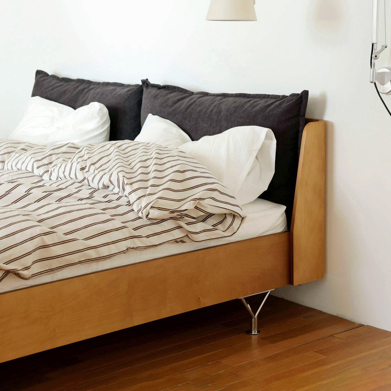 Vintage Bauhaus-Style Lamiya Bed, Small Apartment Solid Wood Bed, Fabric Upholstered Master Bedroom Large Bed, High-Leg Floating Bed Vintage Bauhaus-Style Lamiya Bed, Small Apartment Solid Wood Bed, Fabric Upholstered Master Bedroom Large Bed, High-Leg Floating Bed