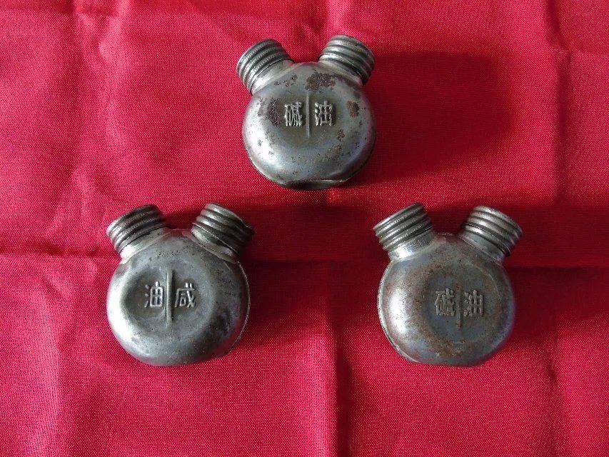In the 1960s, the 56-style double-mouth maintenance small oil pot, military fan items>>movie props, peripheral collections