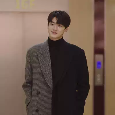 Liangchen beautiful scenery good time Guanglujing same coat long version coat splicing color personality hairy trench coat men Korean version