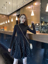 Liu Sansan autumn and winter net gauze wooden ear stitching waist slim knitted base dress female Hepburn dress