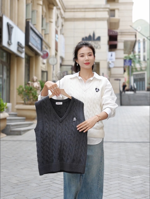 100% Pure Cotton Knitted Sleeveless V-Neck Embroidered Heart Vest, Thickened Retro Cable Knit Inner Layering Sweater Vest 100% Pure Cotton Knitted Sleeveless V-Neck Embroidered Heart Vest, Thickened Retro Cable Knit Inner Layering Sweater Vest