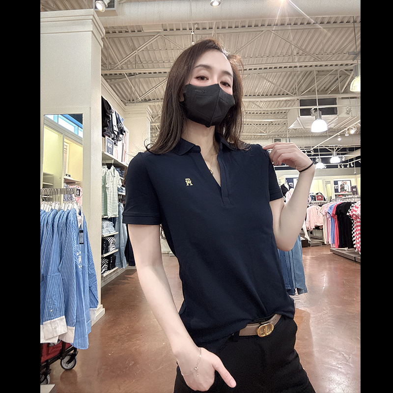 Tommy Hilfiger Women's Slim Fit Small V-Neck Fashionable Embroidered Logo Short-Sleeved Polo Shirt Tw659