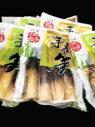 Die handgeschälten Bambussprossen der alten Dame Xiao Xiaochun aus Anji, verzehrfertige eingelegte Pfefferbambussprossen, handverlesene Bambussprossenspitzen, handgerissene Bambussprossen, Internet-Promi-Snacks