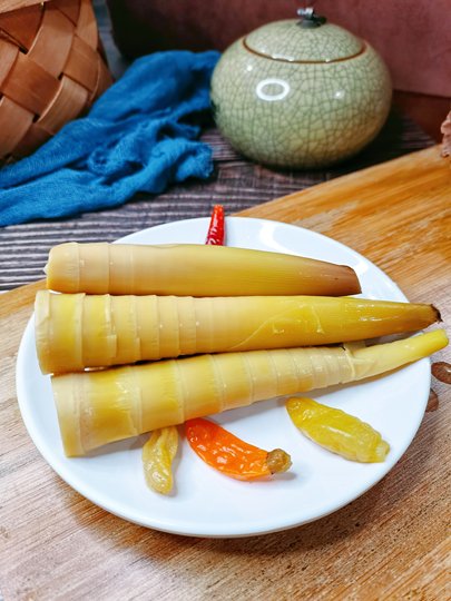 Die handgeschälten Bambussprossen der alten Dame Xiao Xiaochun aus Anji, verzehrfertige eingelegte Pfefferbambussprossen, handverlesene Bambussprossenspitzen, handgerissene Bambussprossen, Internet-Promi-Snacks