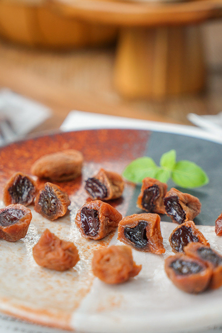 (Pumped Grape Plums) Green Plums with Grape Net Red Snacks Sweet and Sour Delicious Candied Fruits