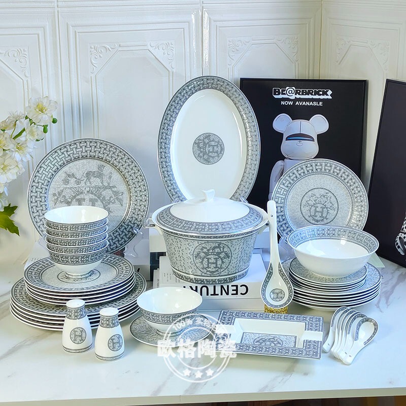 European-Style Gray Horse-Drawn Cart Dinnerware Set, Bone China, Light Luxury, Family Dining Set for 6 People, Plate, Bowl, Spoon, and Dish Combination, Housewarming