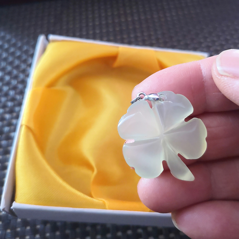 Direct Sowing Room Drain Pure Natural Xiu Jade Four Leaf Grass Necklace Woman pendant pendant pendant source Country of origin