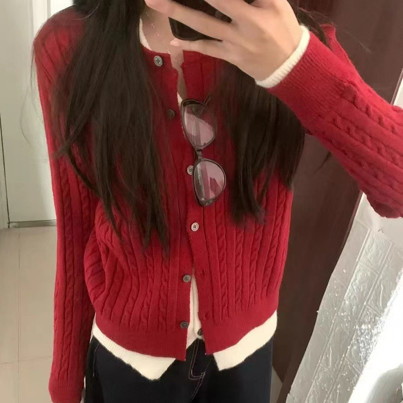 Shantou City Chaoyang District Tongyuan Nicole Knitwear Factory (Red Faux Two-Piece Cable Knit Sweater) Shantou City Chaoyang District Tongyuan Nicole Knitwear Factory (Red Faux Two-Piece Cable Knit Sweater)