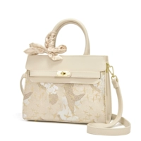 Красивая птица в облаках Золотая