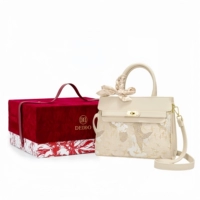 Золотая красная подарочная коробка в красивых облаках