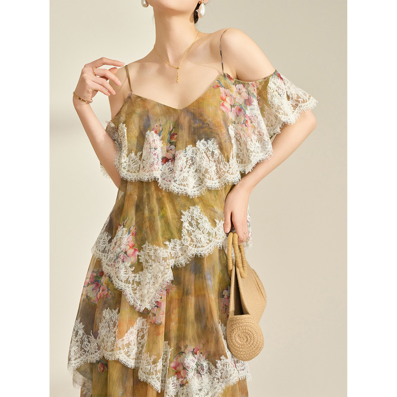 Flowing Era French V-Neck Lace Patchwork Tiered Dress Beach Outfit Floral Spaghetti Strap Dress Women's Summer