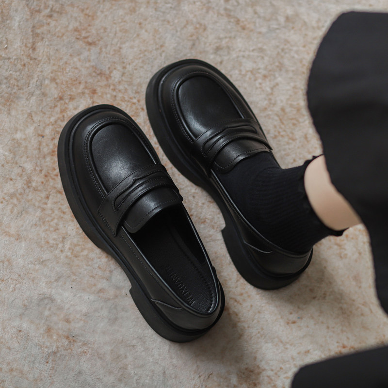 レディース本革ブラックローファー、2025年秋冬新作、スリッポン英国スタイル、厚底シューズ。