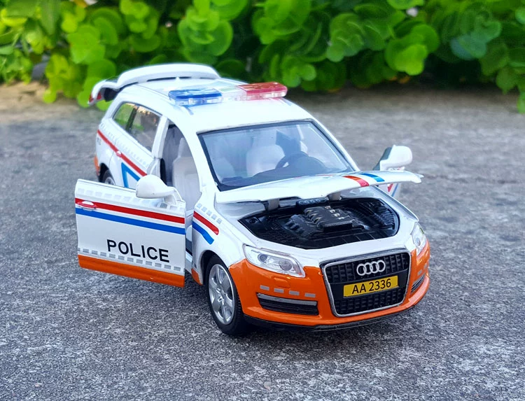 1:32 màu Opter Audi q7 xe cảnh sát hợp kim mô hình xe mô phỏng kim loại cảnh sát xe mô hình âm thanh và ánh sáng kéo trở lại đồ chơi xe - Chế độ tĩnh