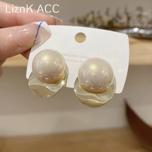 Металлические небольшие дизайнерские серьги, европейский стиль, 2024 года, тренд сезона, легкий роскошный стиль, популярно в интернете