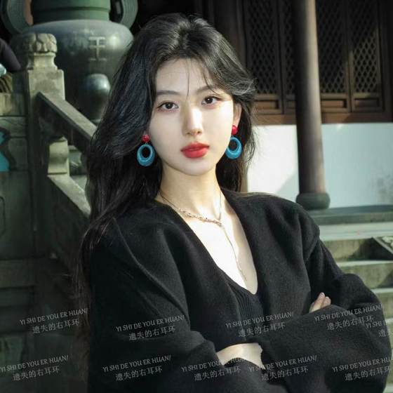해변 홍콩 스타일 여성을위한 블루 이어링 도파민 휴가 스타일 귀걸이 틈새 디자인 레트로 과장된 귀 클립 귀걸이