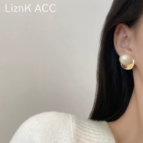 Металлические небольшие дизайнерские серьги, европейский стиль, 2024 года, тренд сезона, легкий роскошный стиль, популярно в интернете