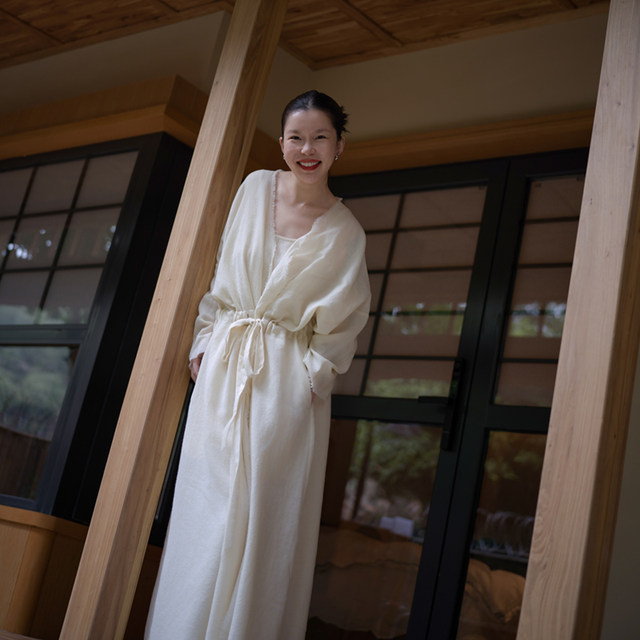 Wang Nitian ຂອງ​ຈີນ​ແບບ​ໃຫມ່​ຂົນ​ສັດ​ວ່າງ​ຄວາມ​ຮູ້​ສຶກ​ຂະ​ຫນາດ​ໃຫຍ່ robe elegant ສີ​ຂາວ​ແບບ goddess​