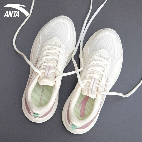 Летняя спортивная обувь для матери