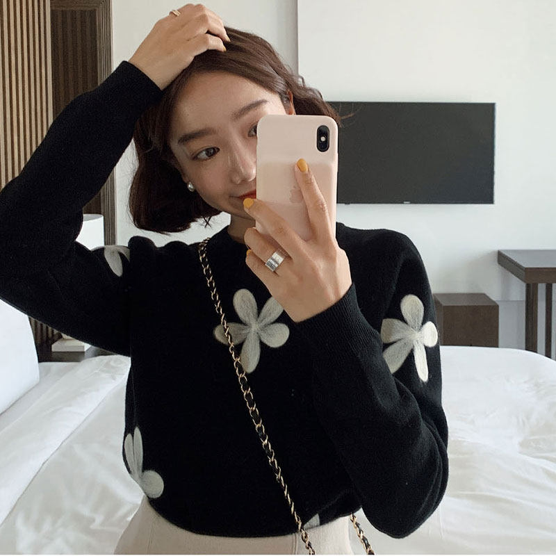 (Muzly) Korean chic autumn and winter sweetness and reduced age round neckline embroidery flowers long sleeve warm-knitted sweater sweater
