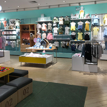 Childrens clothing store display shelf Supermarket solid wood backboard wall clothes shelf store installed into a set of metal hanger shelf customization