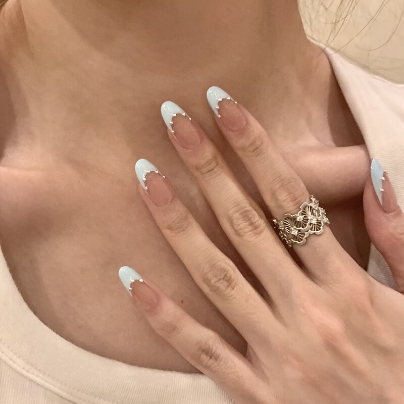 Milk Blue French Manicure, Summer Fresh Style, Wearable Nail Art with Bead Chain, Brightening Effect, Everyday Versatile Fake Nails Milk Blue French Manicure, Summer Fresh Style, Wearable Nail Art with Bead Chain, Brightening Effect, Everyday Versatile Fake Nails
