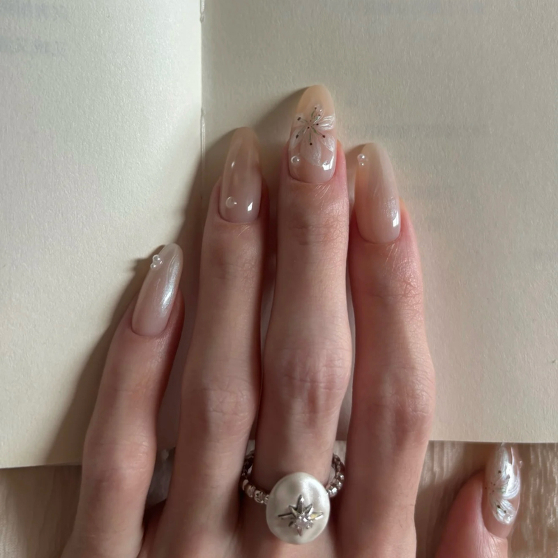 High-End Elegant Nude Flower Press-On Nails, Pearlescent Lily Manicure, Short Fake Nail Stickers, Gentle Bridal Nail Patches