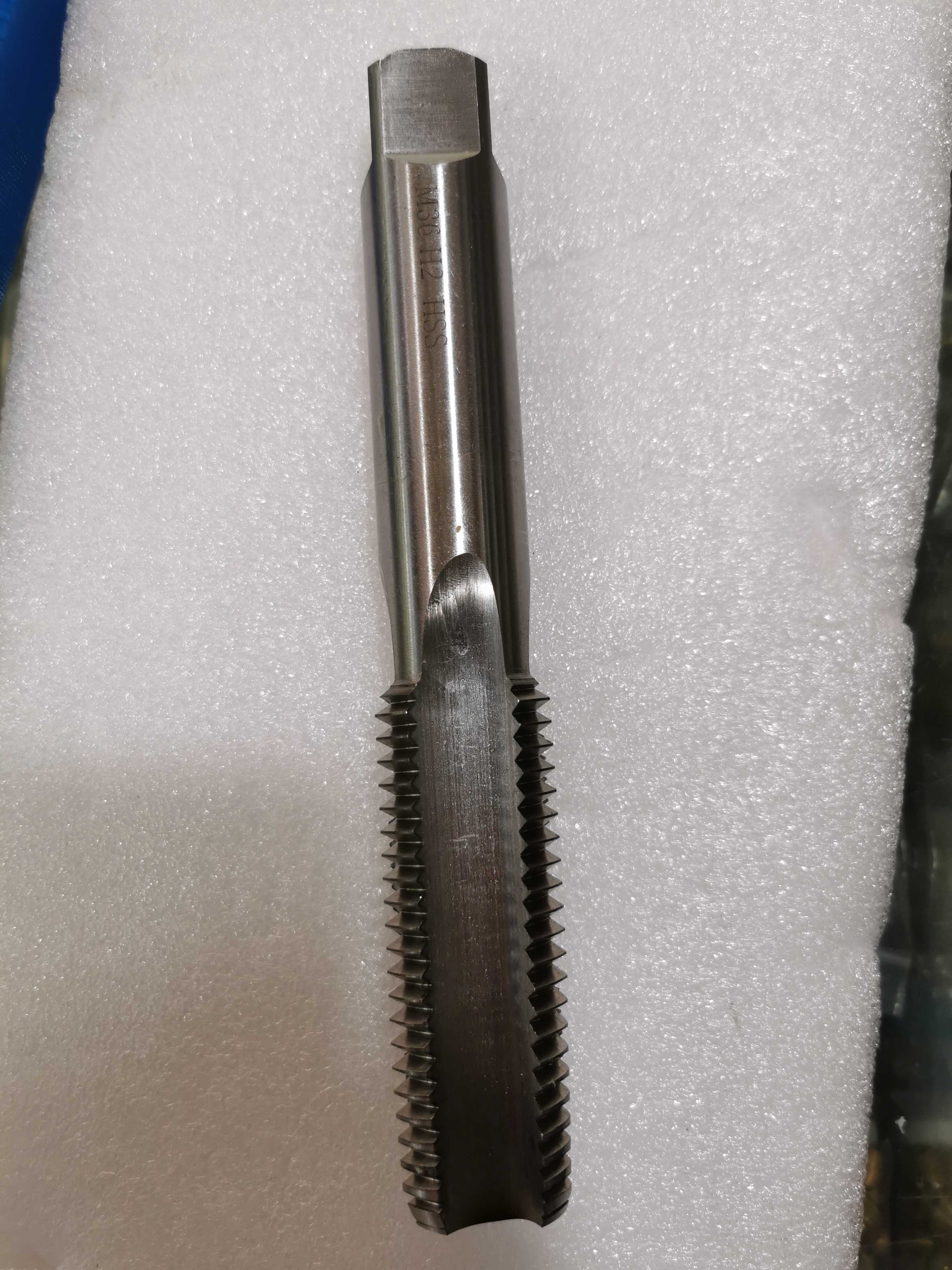 Lengthened screw attack with M36X200 lengthened screw tap