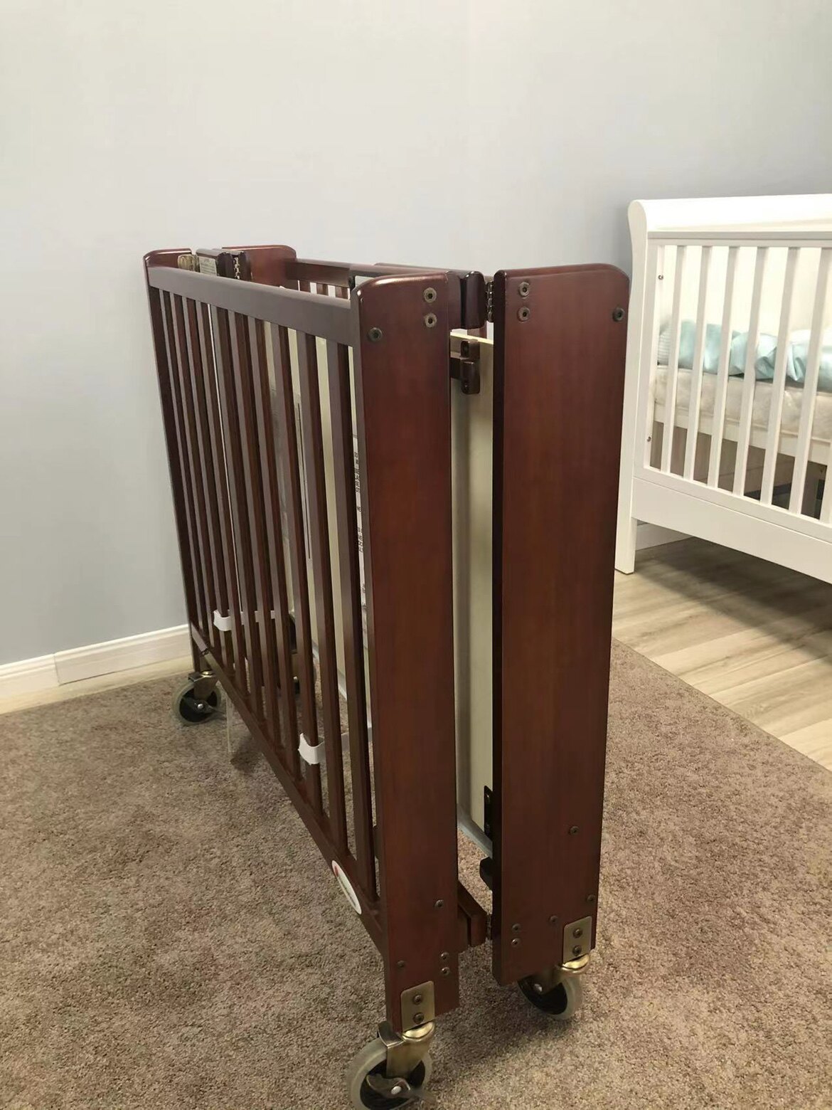 Passable Fold Removable Solid Wood Crib Baby Bed Outlet American Send cushion wheels Multi-provincial package Shunfeng