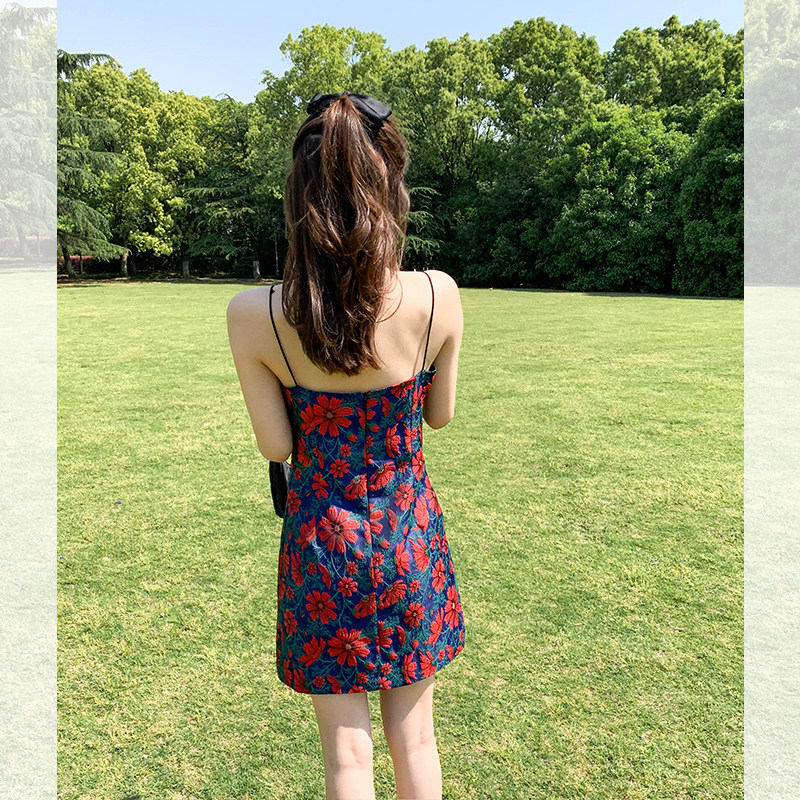 Hanging band skirt woman 2023 new spring and summer French style retro jacquard little daisy one-piece dress cashew with slim and chopped flowers short skirt-Taobao