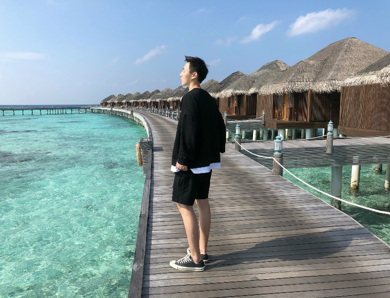 Ông Fang inch 18 mùa xuân chàng trai mới Hàn Quốc phiên bản của áo len lỏng giả hai mảnh của bat tay áo áo len lông màu đen hoodie trơn