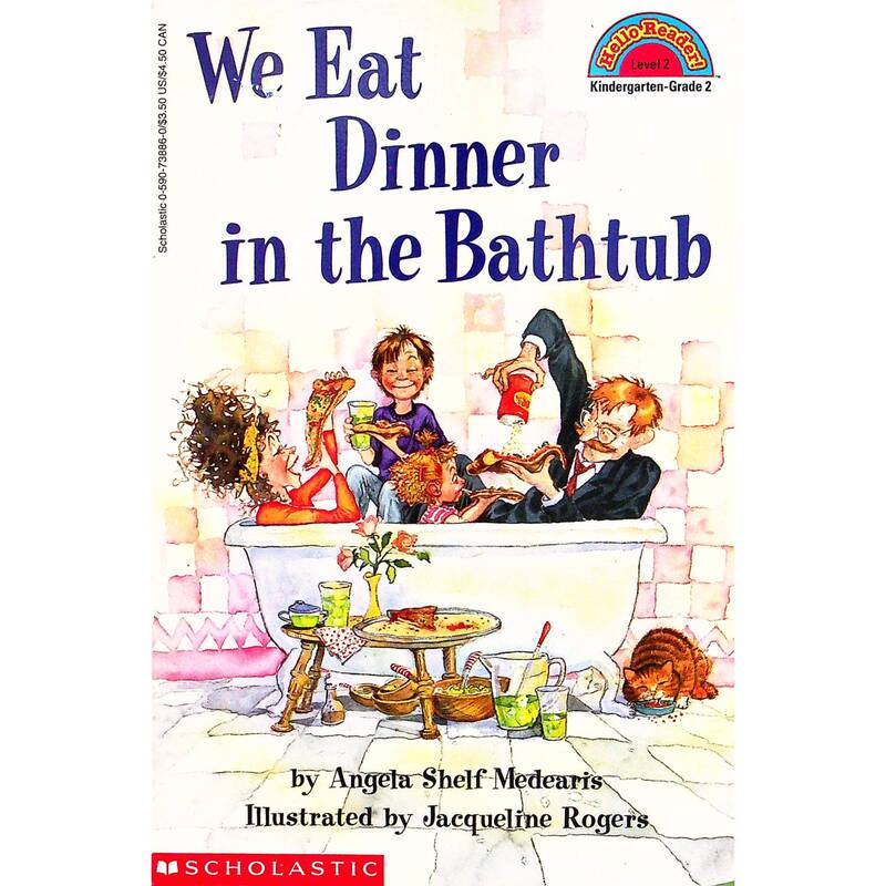 Original English Book: We Eat Dinner in the Bathtub. Helloreader Series of Humorous Picture Books Suitable for 3-6 Year Old Children and Parents to Read Together, Stimulating Imagination, Learning about Family Habits and Table Manners. Xueluo Publishing House