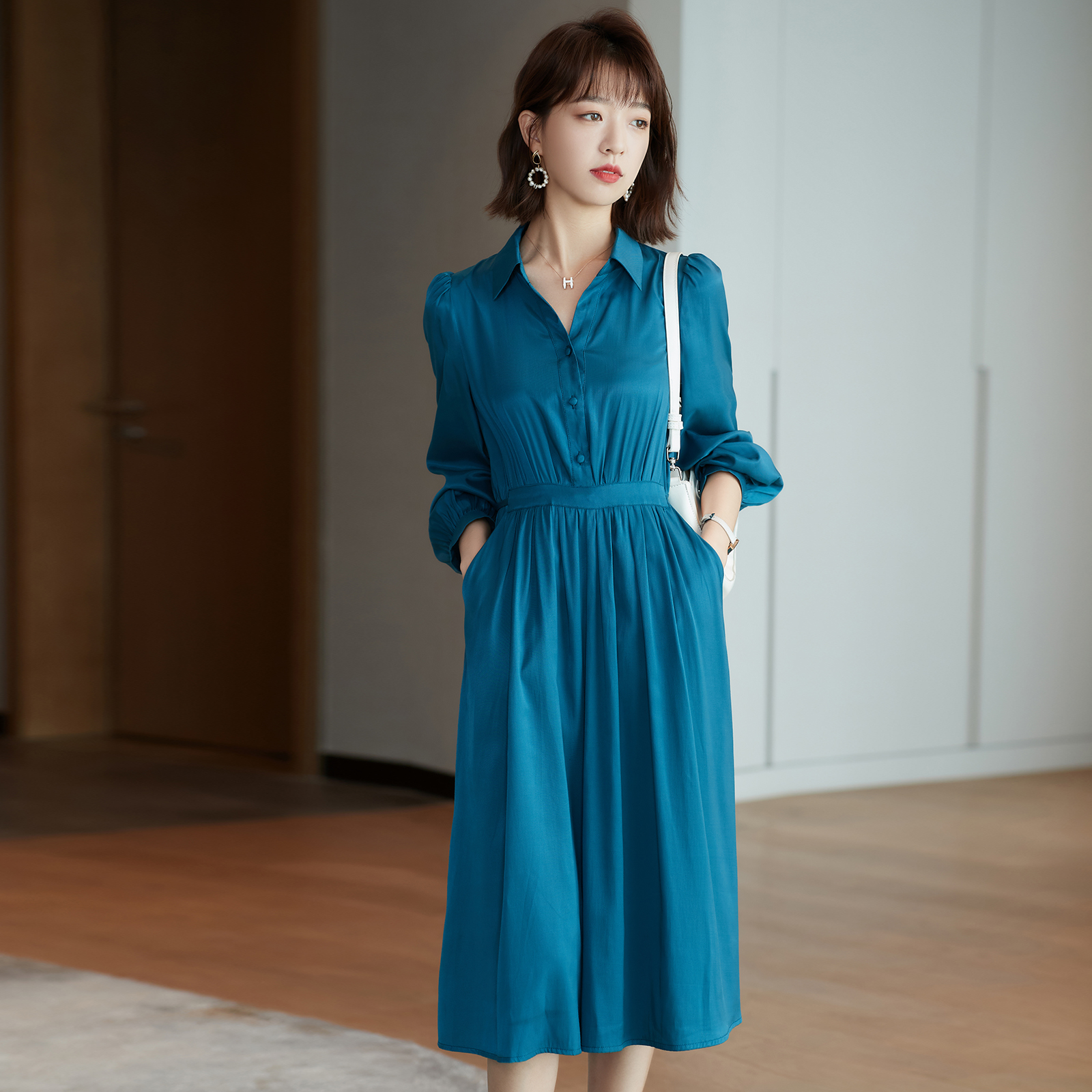 Nice beautiful peacock blue at a glance and light and luxurious and luxurious with a sense of beauty and a sense of the beauty of the world.