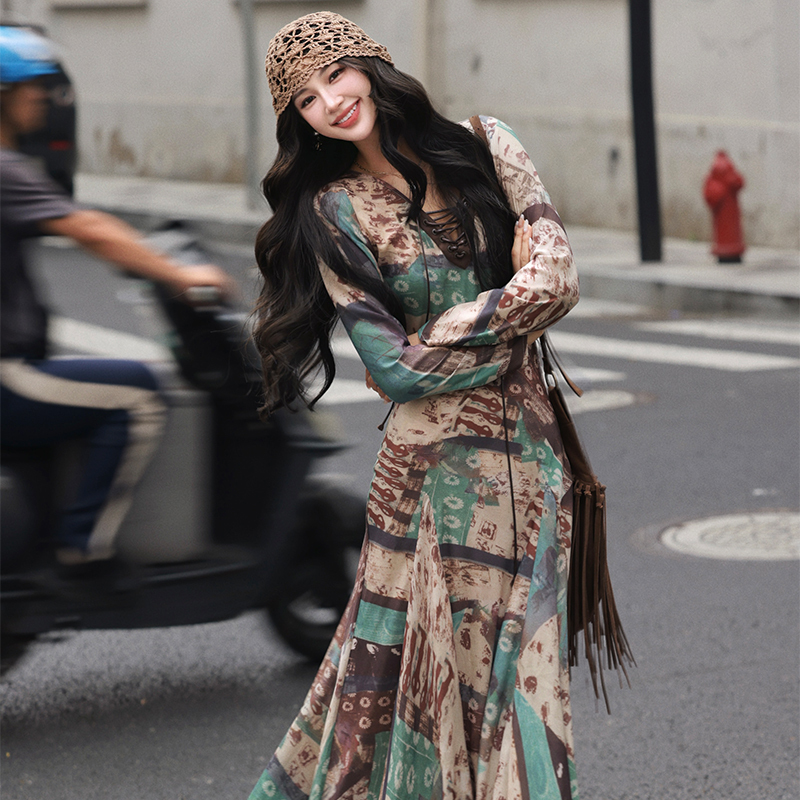 Azure French Retro Print Dress, Gentle and Elegant, Slimming, Long-Sleeved, Large Hem, Long Dress, Slim Fit, Suitable for Commuting in Autumn