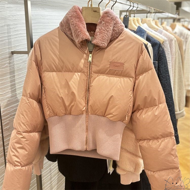 Fendi/Fendi New Classic Style down Jacket with Embroidered Letter Logo on the Chest and Fur Collar for Women and Men Fendi/Fendi New Classic Style down Jacket with Embroidered Letter Logo on the Chest and Fur Collar for Women and Men