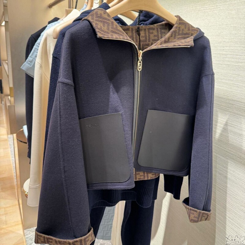 Fendi New Classic Color-Blocked Letter Logo Patchwork Leather Pocket Reversible Jacket for Men and Women Fendi New Classic Color-Blocked Letter Logo Patchwork Leather Pocket Reversible Jacket for Men and Women
