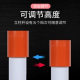 Капитальная столовая легкая атлетика обучения маленькой колоночной гонке, оценивающая начальная и средняя школа, пересекают регулируемые джамперские стойки вверх по течению