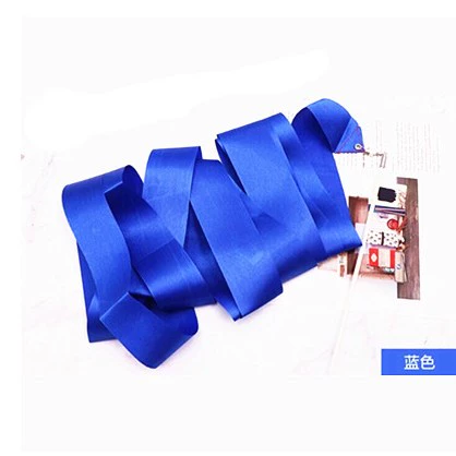 Команда Cheerleading сцены, исполняющая цветной лент ленты танцевальной цвето