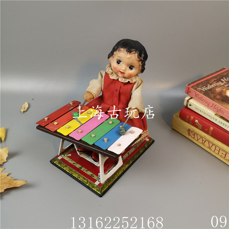 товар из китая 老上海古玩铁皮玩具民国古董敲琴娃娃摆件横店上海租赁 经典红色