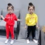 Mùa thu 2018 mới của trẻ em Hàn Quốc quần áo bé trai và bé gái trùm đầu áo len + quần âu thể thao đồ bơi cho bé trai