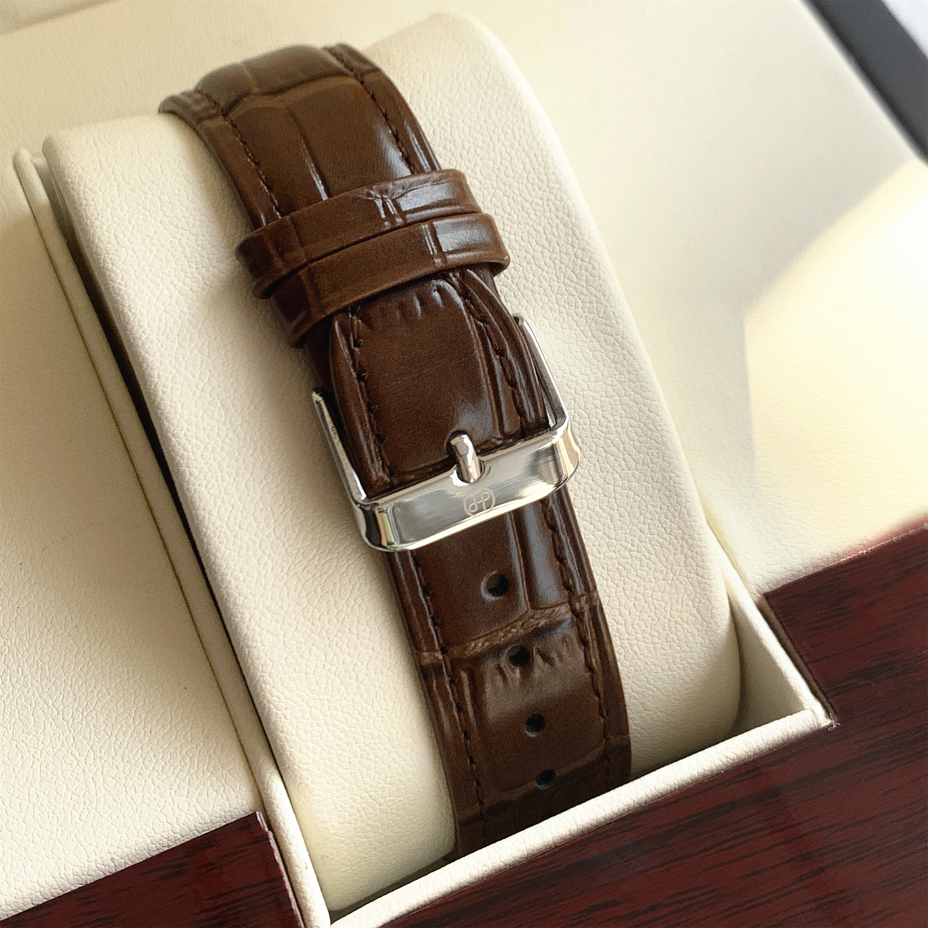 如何挑选适合送礼的经典复古圆形石英表？