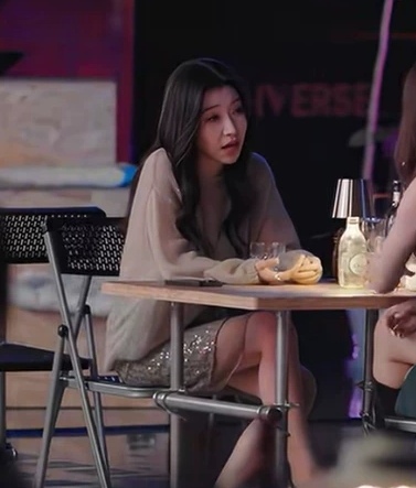 Yi Chao, the Queen of the Dynasty, Wears the Same Sequin Set: a Loose Knit Sweater + a Sequin Skirt Two-Piece Set Yi Chao, the Queen of the Dynasty, Wears the Same Sequin Set: a Loose Knit Sweater + a Sequin Skirt Two-Piece Set