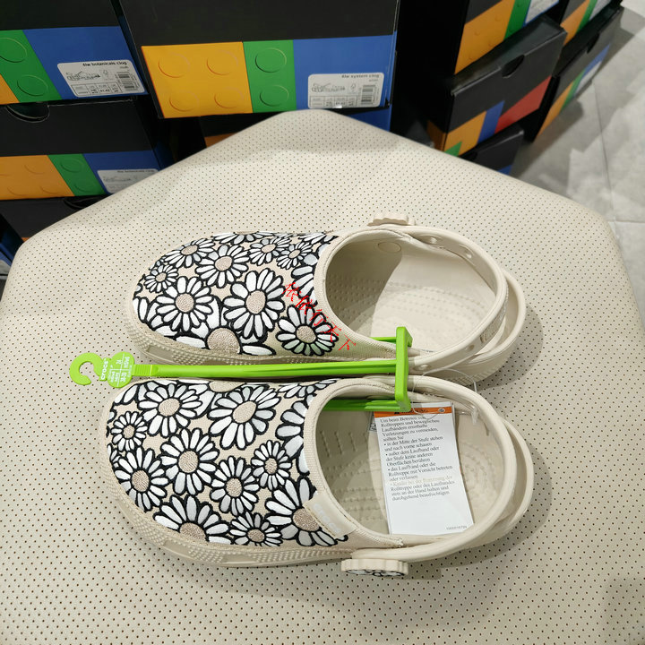 Crocs 26 Summer Beach Lightweight Slippers Classic Daisy Clog213231 212878
