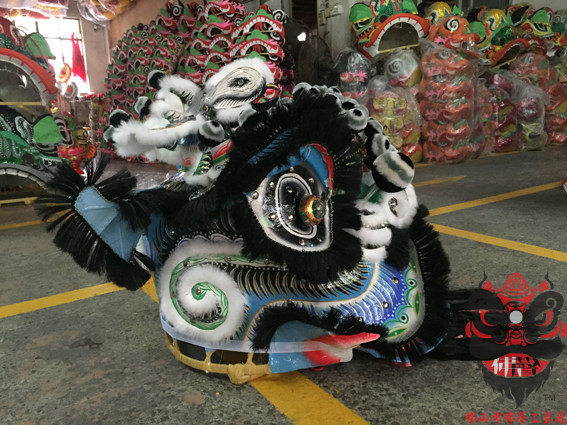 Super Value, Popular, Authentic Foshan Knife-Patterned Lion with Eagle Horn Traditional Toothbrush Mane Lion Head for Lion Dance, Lion Awakening, Southern Lion Performance