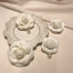 ໃຫມ່ handmade camellia ຂະຫນາດນ້ອຍ corsage brooch ດອກສີຂາວສາມມິຕິລະດັບ pin ມືສອງຊຸດ sweater ຕົບແຕ່ງ