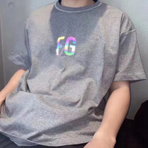 Summer dazzling glistening men and women with the same High Street Wind Relaxed Tide Signs and Couple Trends