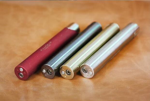 HY210 cá heo kim loại nhẹ hơn sáng tạo quảng cáo bóng mảnh thanh mảnh đàn ông và phụ nữ hút thuốc lá bật lửa zorro