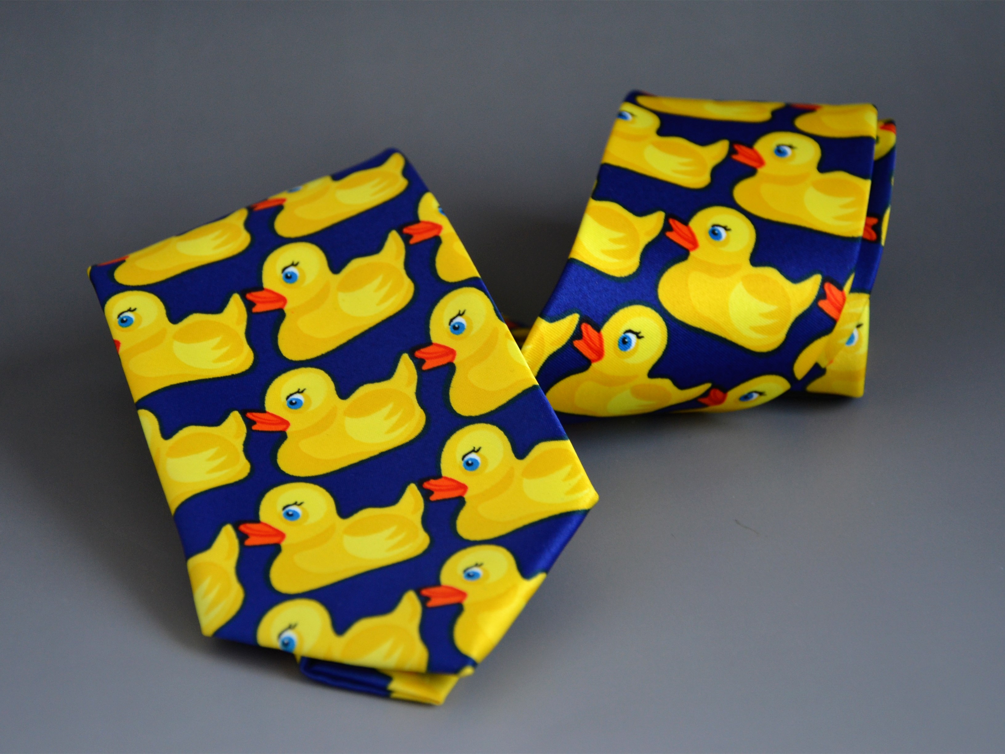 Mom and Dad romantic history around Barney's Ducky tie Little Yellow Duck tie Foreign Trade Original