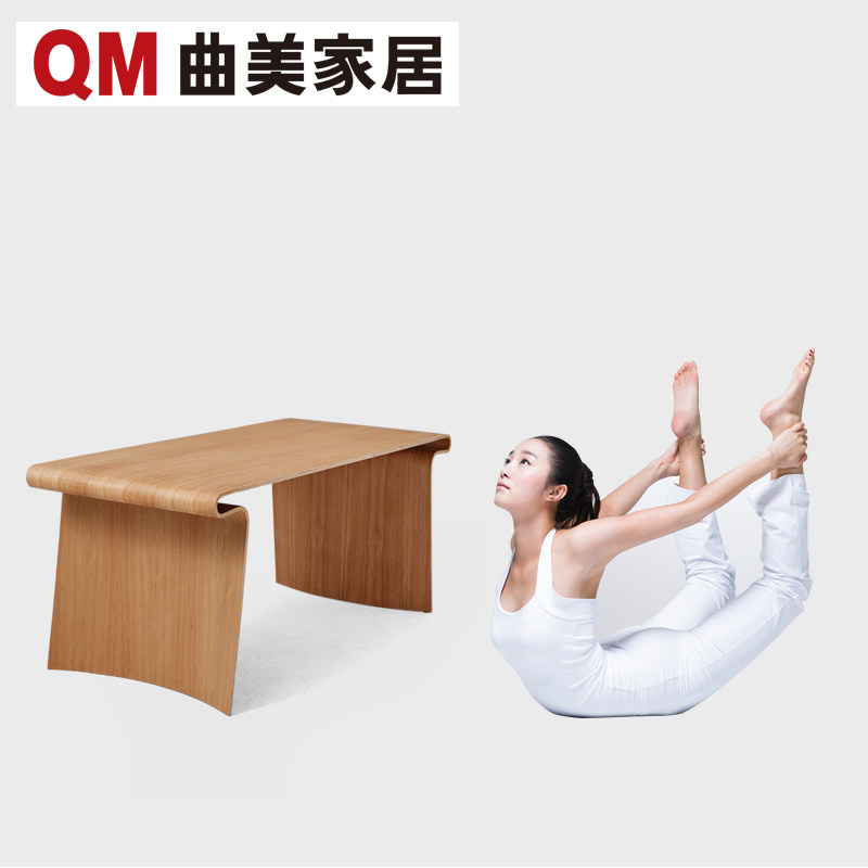 Qumei Home Furnishingsの店舗では、書斎、デスク、ティーテーブル、ダイニングテーブルなど、同じスタイルの無垢材を使用した曲線的なデザインのテーブルを取り揃えています。