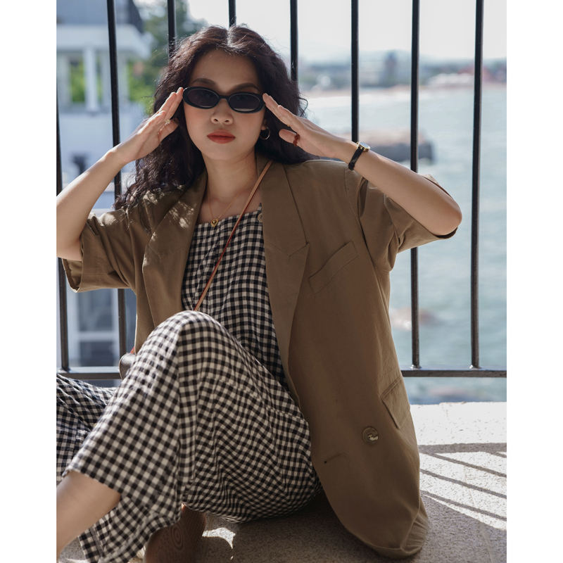 Ouyang Xi's 2020 new short-sleeved suit collar jacket women's design sense loose thin section casual outer jacket women